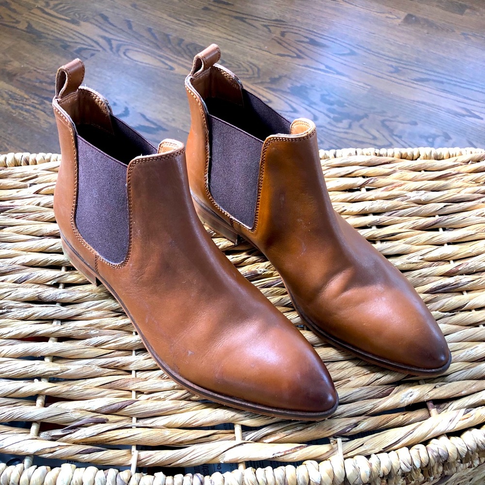 FAYETTE TAPERED TOE CHELSEA BOOT - COGNAC
